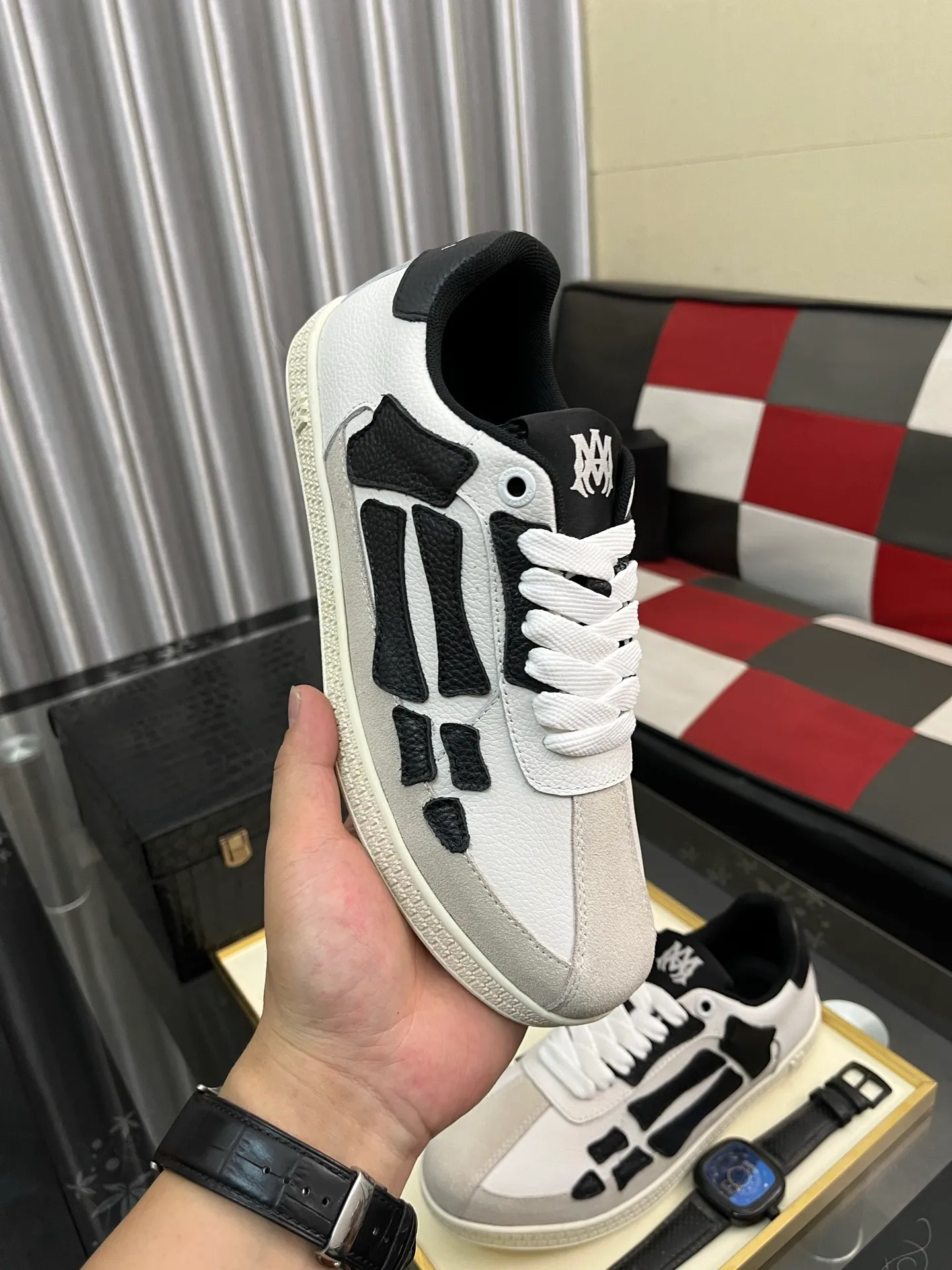 Men's shoes 💰420⌚️⌚️《AMIR*》New men's low-top casual sports sneakers bone shoes, another pair of irresistible bone shoes. Bone shoes are one of AMIRI's most popular items. They use first-layer cowhide uppers. The side bones are made of two cowhide laminations. They have a three-dimensional feel. The leather incisions are all oil-edged. Contrasting color design. Simple style. Fashionable sports. Customized metal LOGO nameplate to embellish shoelaces. Exclusive control of top version. Supports comparison. Breathable mesh lining Original rubber outsole A must-have item for daily leisure Suitable for various occasions Check it out if you pursue high quality Super cool uppers Size: 38-443️⃣ Colors available
